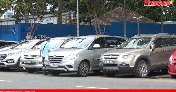 TPHCM: Thí điểm ứng dụng thu phí đỗ xe ô tô qua điện thoại