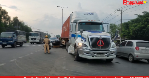 3 người thoát chết thần kỳ khi bị container kéo lê