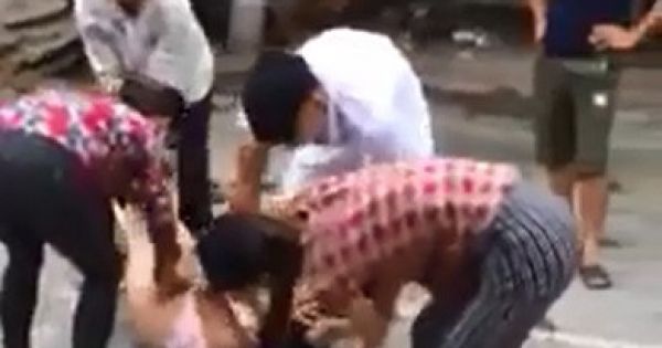 Lộ diện nhóm đánh ghen lột đồ, xé toang nội y cô gái giữa đường