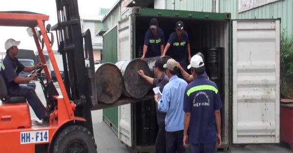 Bắt giữ 1 tấn ngà voi giấu trong các thùng phuy nhựa đường