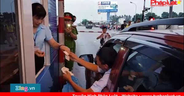 Công an làm việc với nữ tài xế xinh đẹp trả tiền lẻ qua trạm thu phí