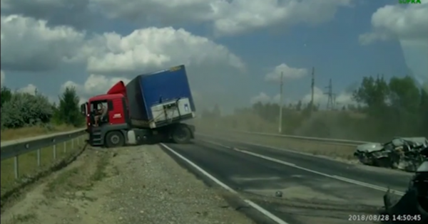 Xe tải mất lái lao thẳng vào đầu xe con và cú bẻ lái thần sầu