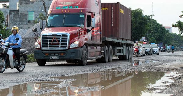 Ô tô né trạm thu phí quốc lộ 5, đường nhánh đầy ổ voi