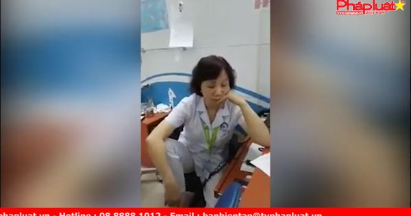 Nữ bác sĩ trần tình việc gác chân đối thoại với người nhà bệnh nhân