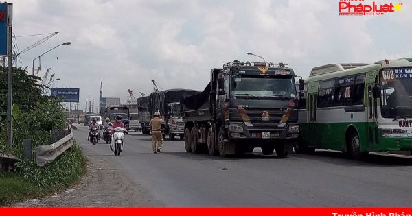 CSGT Rạch Chiếc xử lý mạnh tay xe quá khổ quá tải