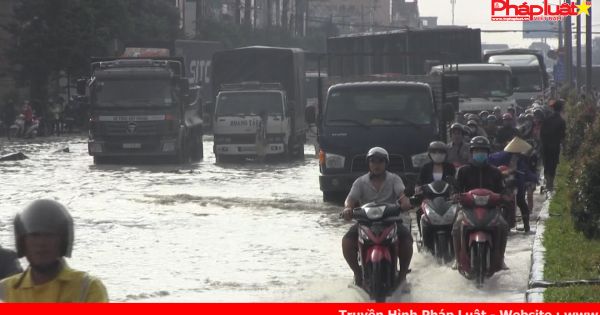 Mưa lớn khiến đường ngập sâu, giao thông ùn tắc kéo dài nhiều nơi tại TPHCM