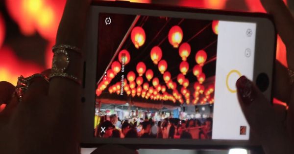 TPHCM: Giới trẻ thích thú ngắm phố lồng đèn trước mùa Trung thu