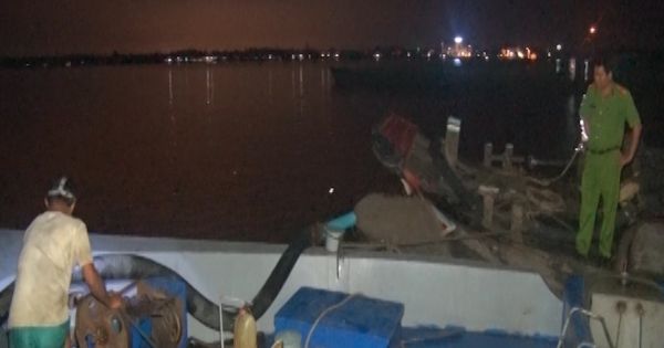 Bến Tre: Bắt hai tàu khai thác cát trái phép