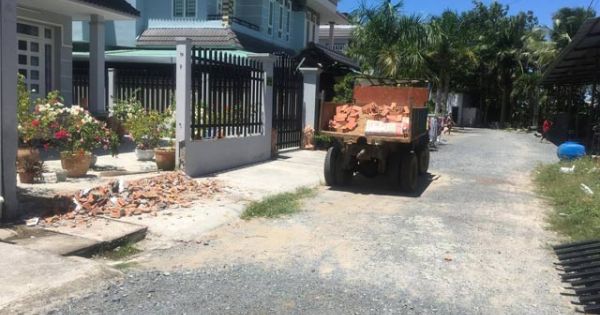 Tông hỏng tường biệt thự, tài xế tìm chủ nhà 