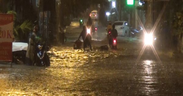 Mưa lớn kèm triều cường, nhiều tuyến đường bị ngập nặng