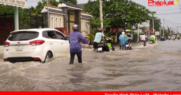 Hàng trăm người dân bì bõm trong biển nước do triều cường dâng cao kỷ lục