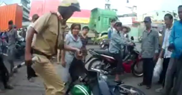 Tài xế GrabBike và xe ôm truyền thống hỗn chiến