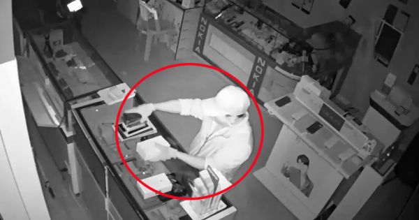 Trộm đục lỗ chui vào cửa hàng 