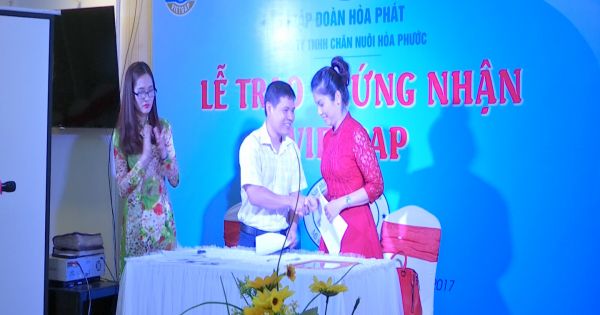 Trao chứng nhận VietGap cho thực phẩm sinh học heo Hòa Phước