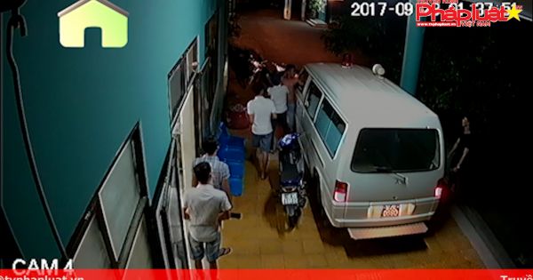 Đưa bạn vào viện, nhóm người hành hung lái xe cấp cứu trọng thương