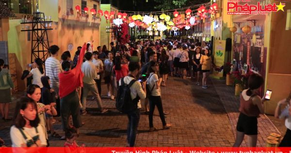 Người Sài Gòn ngắm phố cổ và thả hoa đăng