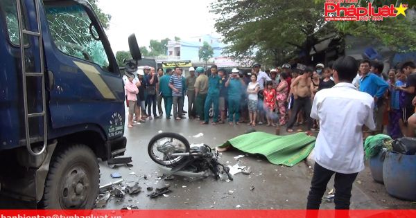 Lao xe máy vào xe tải, hai thanh niên tử vong