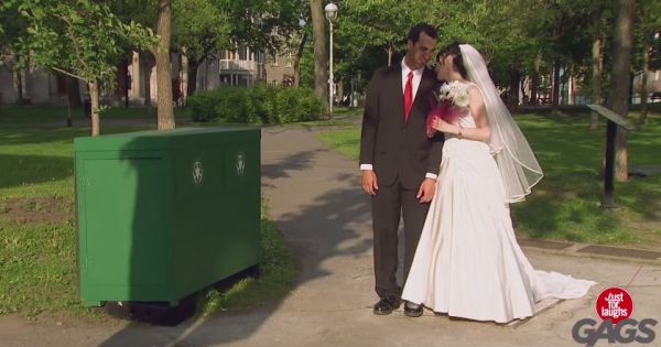 Cười chút thôi - Chui vào váy :))