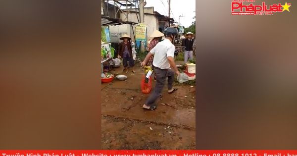 Đắk Lắk: Xôn xao clip cán bộ đá bay thau cá để dẹp vỉa hè