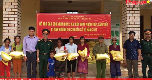 Đoàn Kinh tế Quốc Phòng 79 -Binh Đoàn 15 hỗ trợ giúp bà con Lệ Thủy khắc phục bão số 10