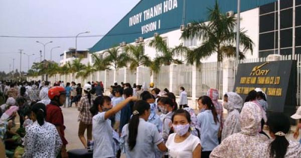 Gần 7.000 công nhân đội mưa đình công, yêu cầu đối thoại