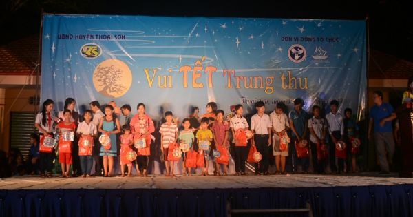 Tết trung thu ấm áp với gần 10.000 phần quà trao tặng cho trẻ em nghèo