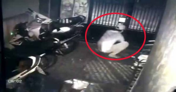 Đột nhập nhà dân, phá 3 lớp khóa cửa 