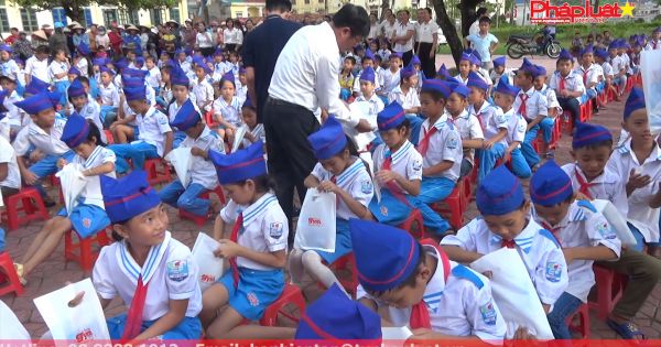 Hà Tĩnh: Trao quà từ thiện cho học sinh vùng lũ