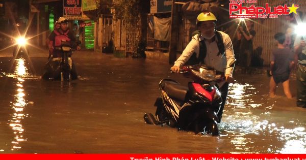 TP HCM – Triều cường vượt mức báo động 3, nhiều khu vực ngập nặng