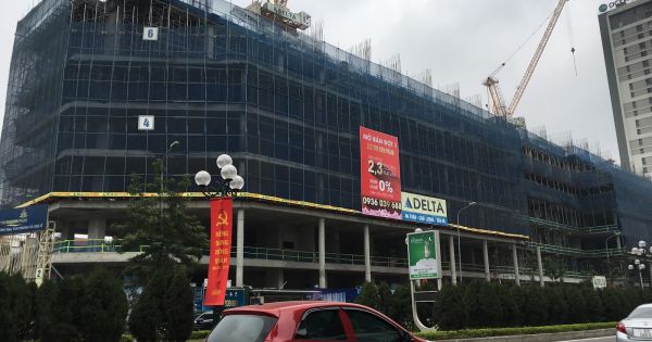 Hú vía vì thanh sắt từ chung cư The Golden Palm rơi xuống