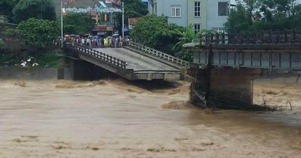 Yên Bái: Sập cầu Thia, 4 người bị lũ cuốn trôi