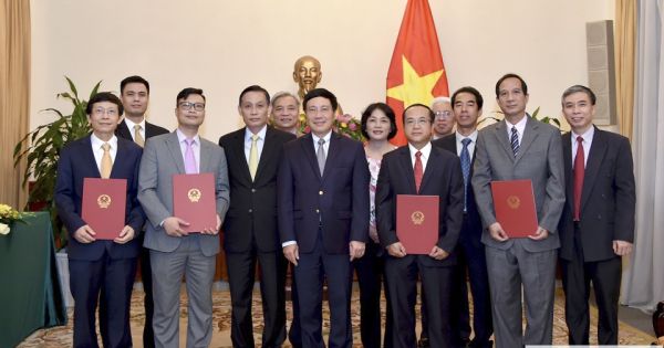 Bộ Ngoại giao trao quyết định bổ nhiệm và điều động cán bộ ngành