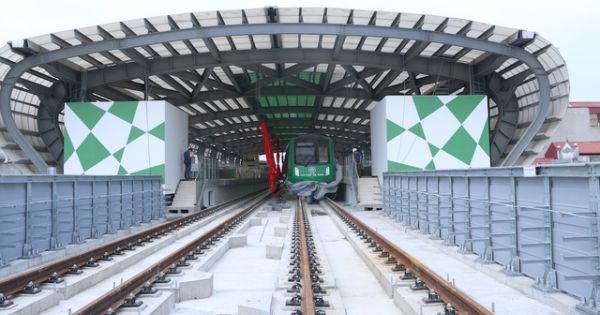 Trầm trồ khi thấy đoàn tàu trên cao Cát Linh - Hà Đông vận hành