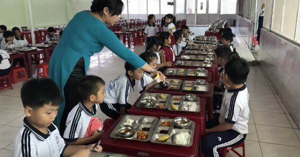 Doanh nghiệp cung cấp suất ăn dọa đánh hiệu trưởng