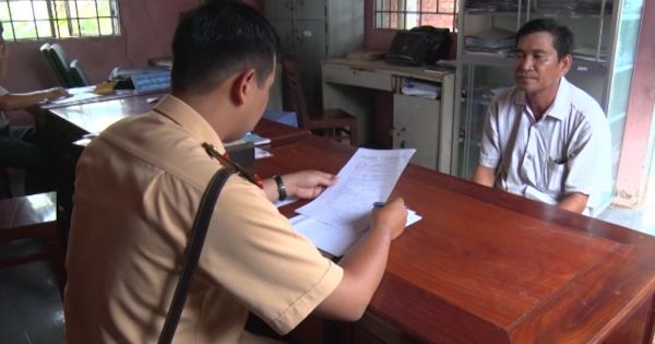 Bắt quả tang xe khách vận chuyển gần 1200 gói thuốc lá lậu