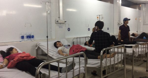 Hàng trăm công nhân nhập viện nghi do ngộ độc thức ăn