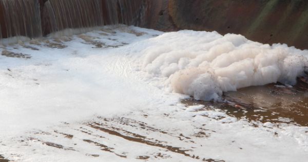 Kênh Ba Bò lại nổi đầy bọt trắng, bốc mùi hôi nồng nặc