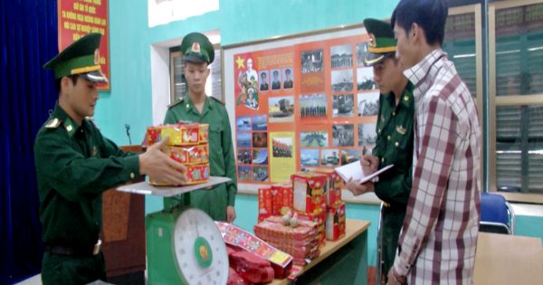 Khởi tố 3 đối tượng vận chuyển pháo nổ qua biên giới