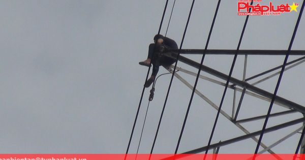 Bình Dương: Thanh niên ngáo đá trèo cột điện 220kv cố thủ hơn 2 giờ