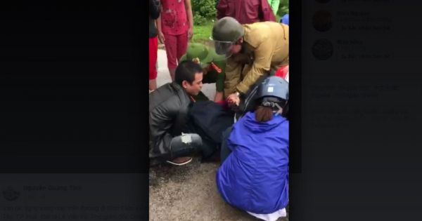 Đại tá Lê Văn Vũ, Phó giám đốc Công an tỉnh Thừa Thiên Huế xuống xe và giúp người bị tai nạn giao thông