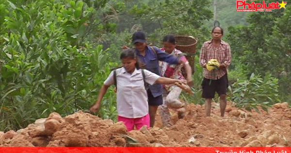 Cảnh báo nguy hiểm qua vùng núi lở