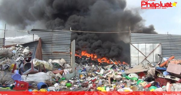 Bình Dương: Hơn 4h khống chế vựa ve chai rộng hàng ngàn m2 bốc cháy lúc rạng sáng