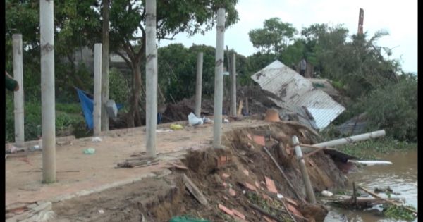 Bến Tre: Sạt lở cuốn trôi 4 căn nhà của dân xuống sông