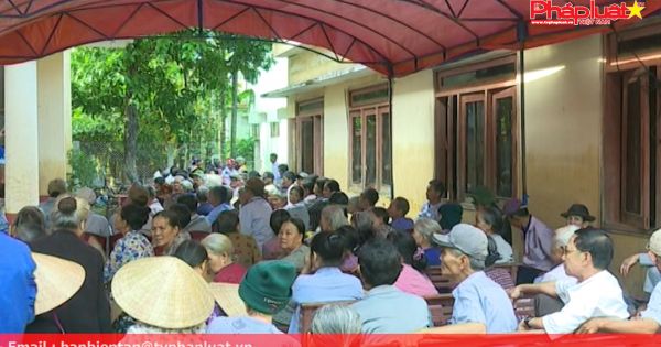 Khám bệnh và cấp thuốc miễn phí người dân vùng lũ