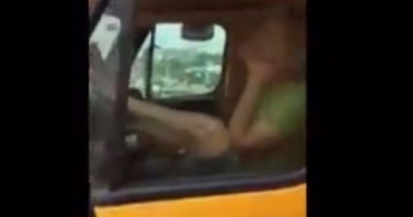 Tài xế lái xe container bằng chân đổ dốc cầu 