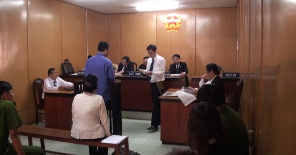 Vợ nguyên cán bộ công an kêu oan tội đưa hối lộ