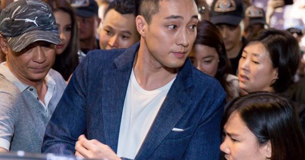 Fan Việt gây náo loạn phố đi bộ Nguyễn Huệ vì sự xuất hiện của tài tử ‘Giầy thủy tinh’