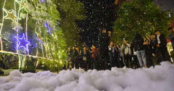 Nam thanh nữ tú trường Đại học Thăng Long nghịch tuyết nhân tạo như thật