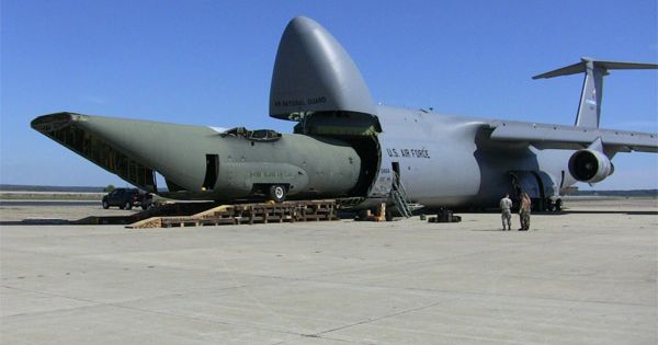 Quái vật khổng lồ của Mỹ “nuốt” cả tàu ngầm, xe tăng, chiến đấu cơ