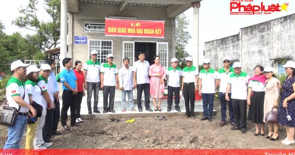 Hội Doanh nghiệp Quận 12 trao tặng 3 căn nhà Đại đoàn kết